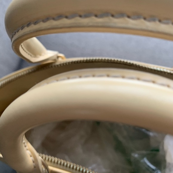 AUTHENTIC LOUIS VUITTON ALMA PM IN EPI (VANILLA) - Picture 8 of 10